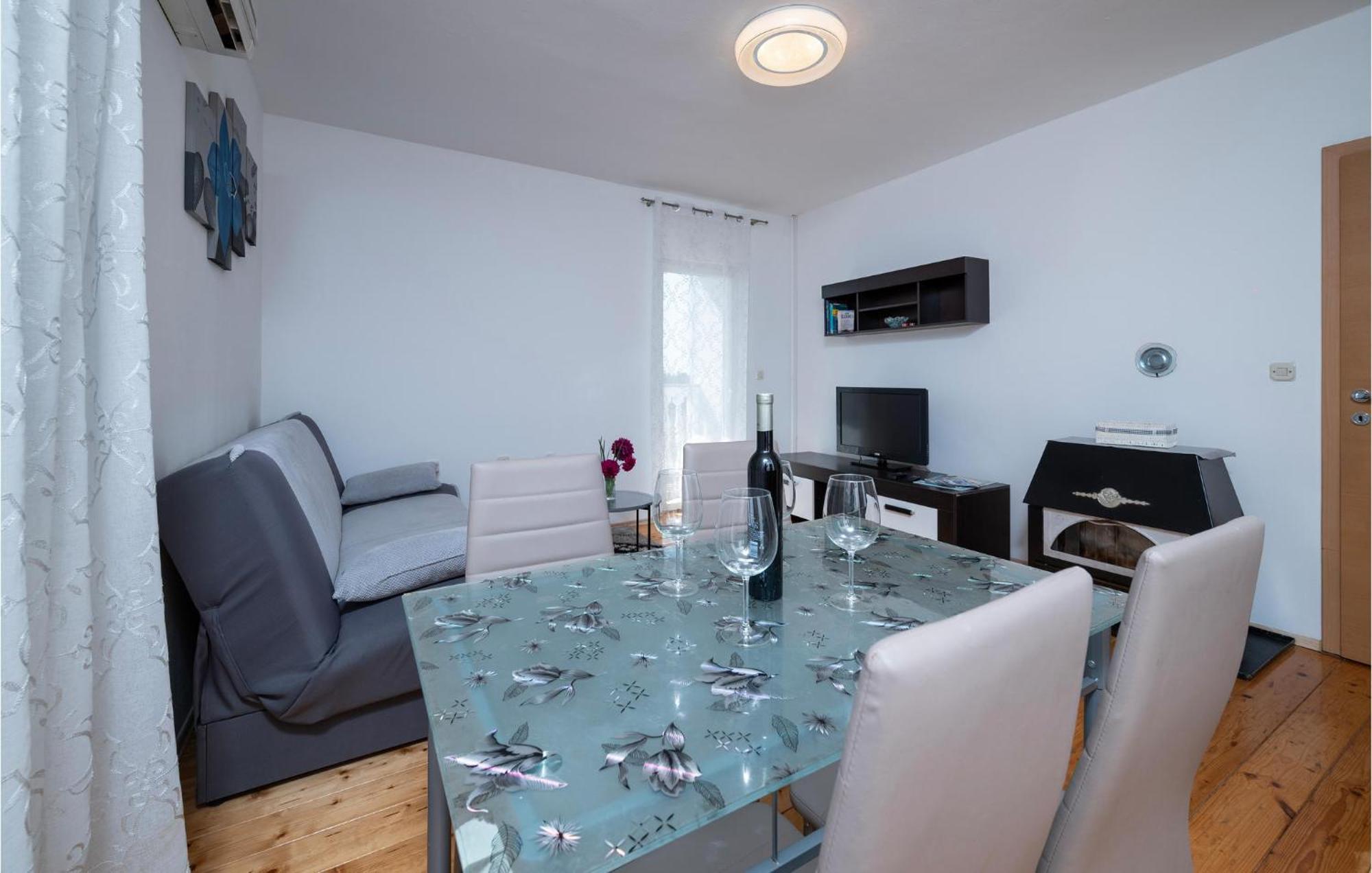 Apartmán In With Outdoor Swimming Pool