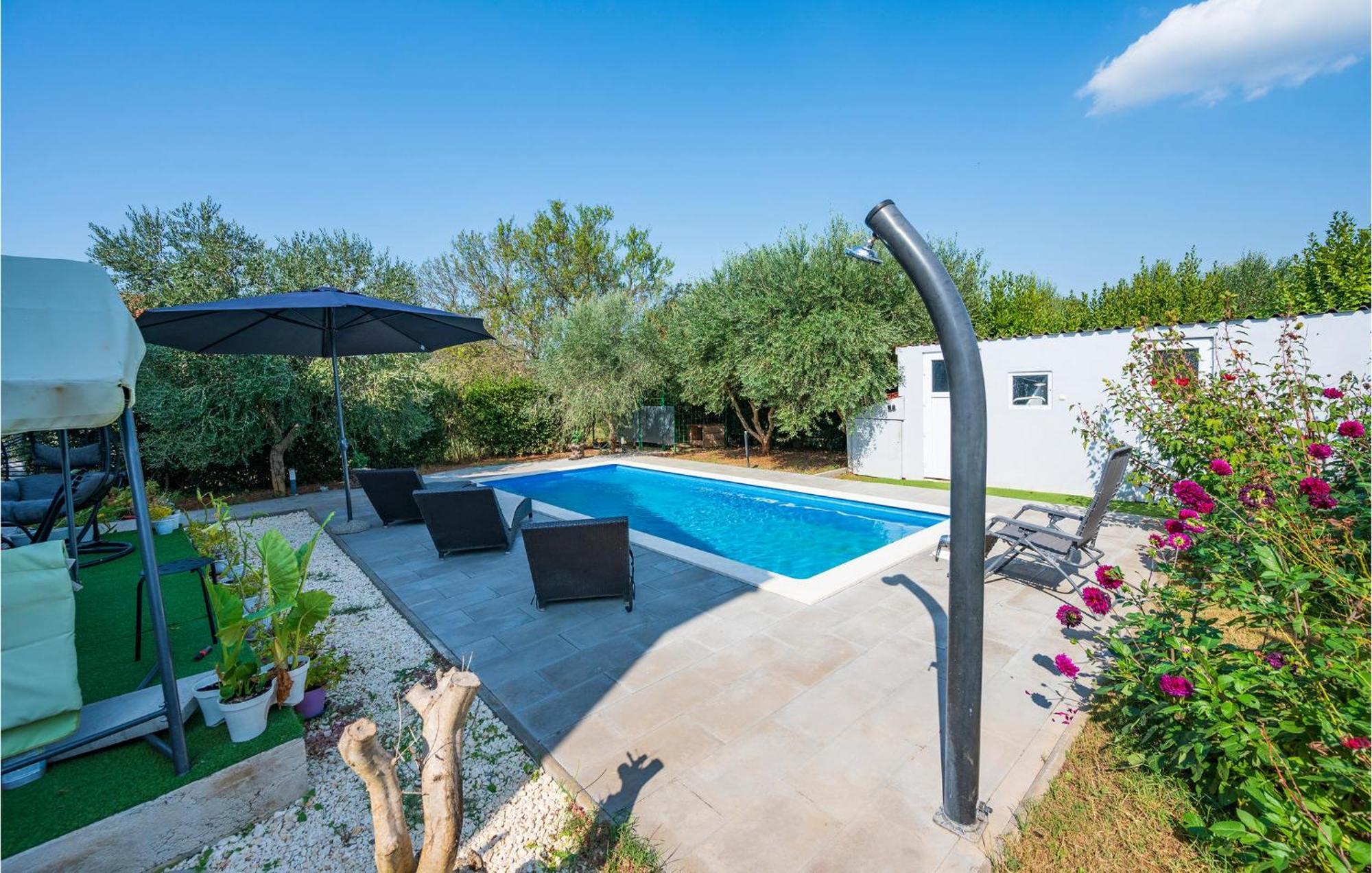 In With Outdoor Swimming Pool Pula