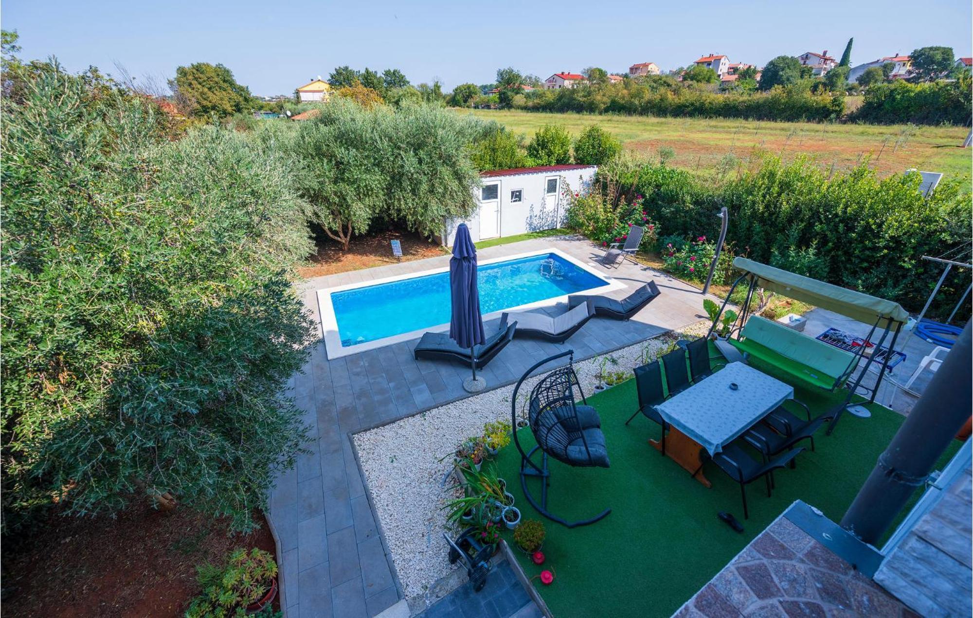 Apartmán In With Outdoor Swimming Pool